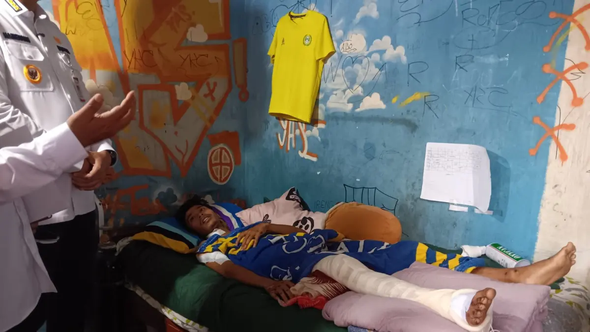 Aldino yang berbaring di tempat tidur di kediamannya, Sidowayah, Kelurahan Kabupaten, Kecamatan Klaten Tengah, Klaten. 9ANGGA PURENDA/SOLOBALAPAN.COM)