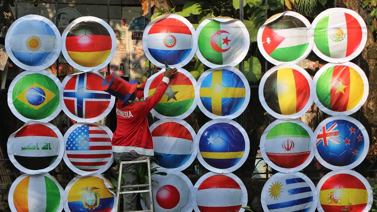 Warga Solo membuat spot selfie bertema Piala Dunia 2026 di Jalan Letjen Sutoyo, Nusukan. (ARIEF BUDIMAN/SOLOBALAPAN.COM)