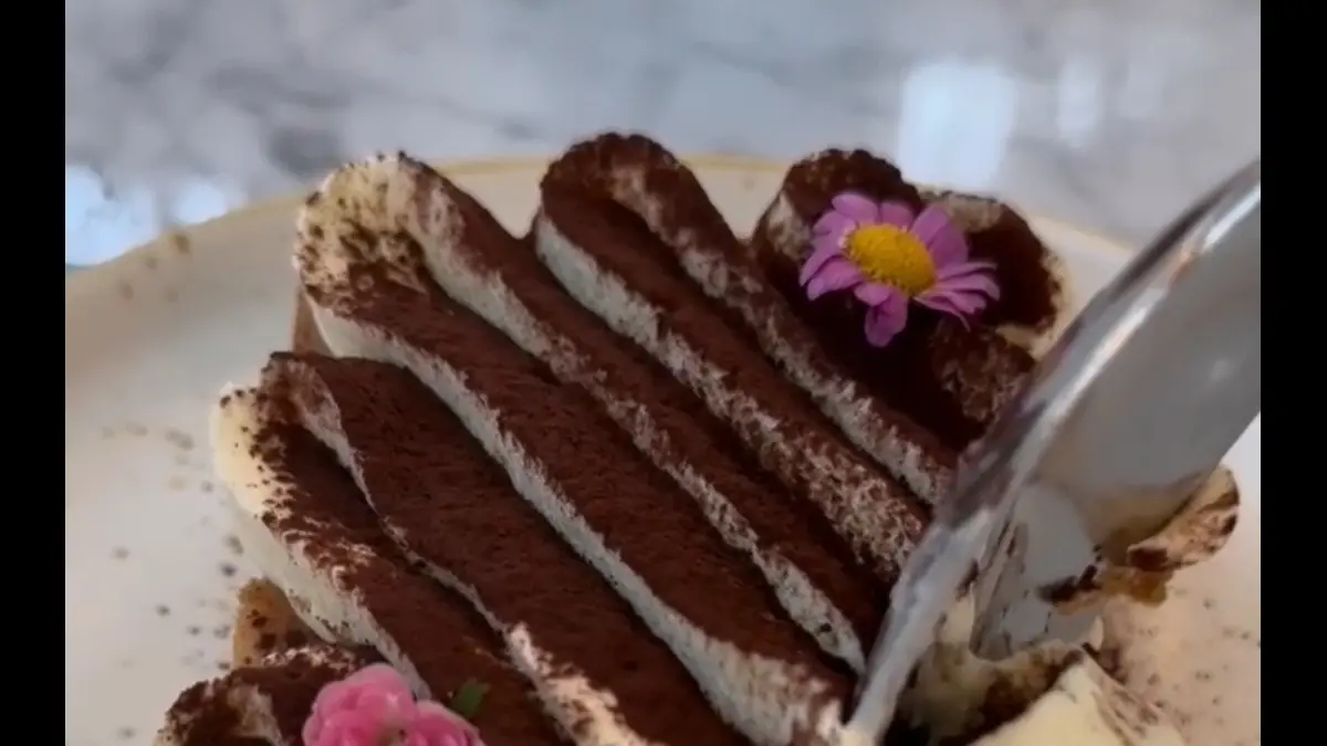 Hidangan penutup Tiramisu yang disajikan di Pracimasana, Pura Mangkunegaran 
