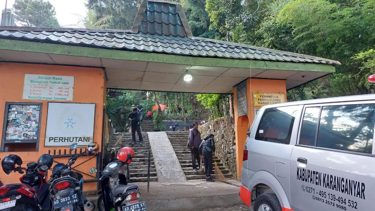 PUD Aneka Usaha Karanganyar memperketat pengawasan pendakian Gunung Lawu melalui jalur Cetho dan Cemoro Kandang menjelang tradisi Suronan. (RUDI HARTONO/SOLOBALAPAN.COM)