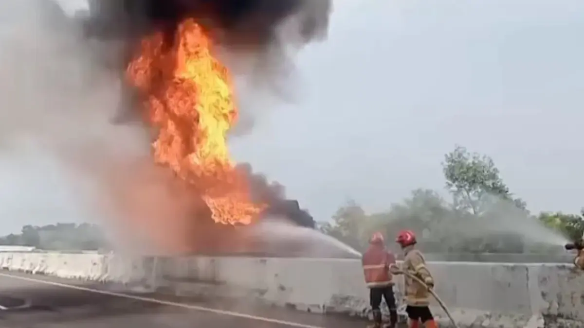 Truk tangki Pertamina alami kebakaran di Tol Cisumdawu. (Tangkapan Layar Instagram @lambe_turahhh)