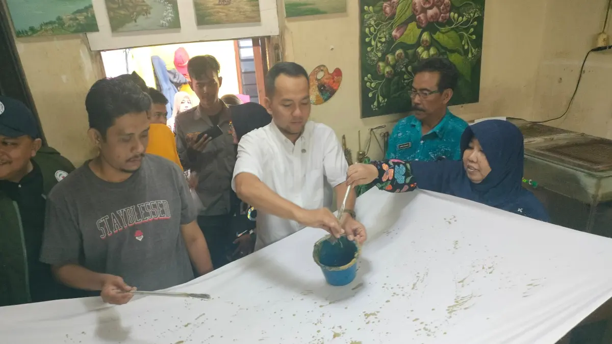 Wali Kota Surakarta Respati Ardi mencoba membuat batik ciprat di Kalurahan Danukusuman. (SILVESTER KURNIAWAN/SOLOBALAPAN.COM)