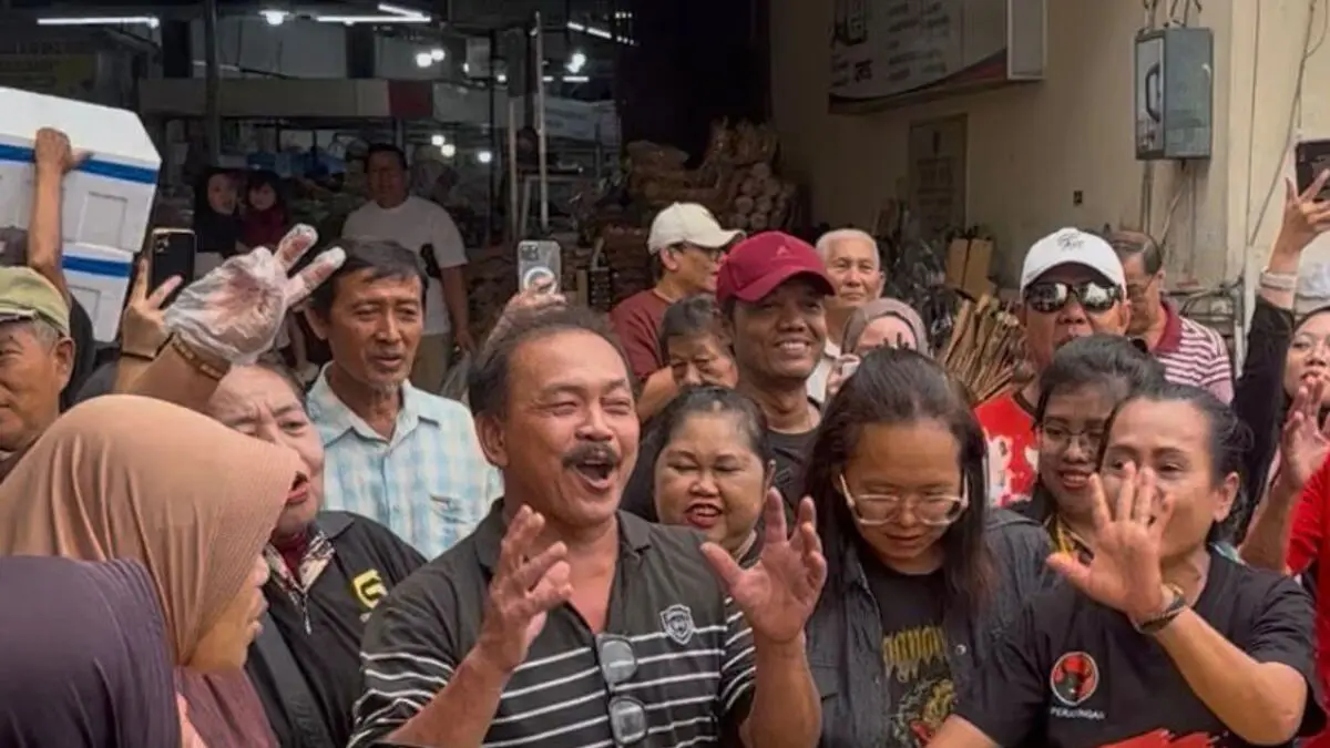 Para pedagang Pasar Gede dan warga setempat secara swadaya menggelar tumpengan HUT Bung Karno