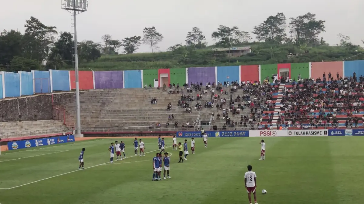 Rizki Kurniawan menjadi bintang kemenangan Persebi vs Persindra dengan dua golnya di Stadion Kebo Giro.(IST)