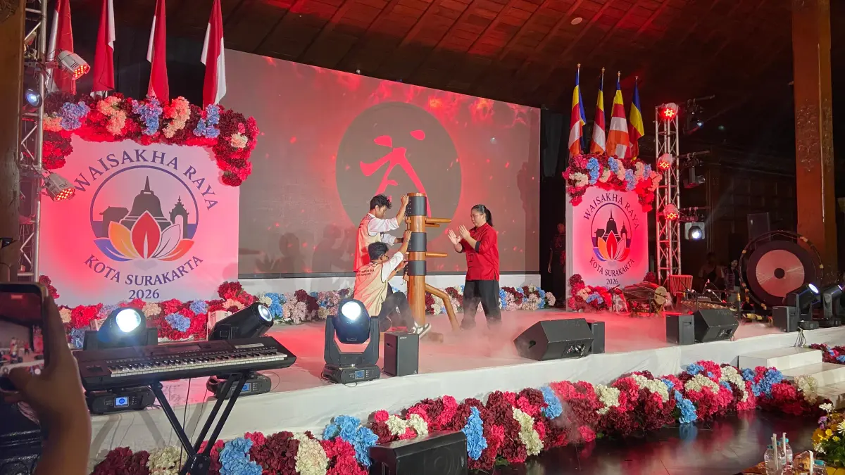 Perayaan Waisak Raya 2570 TB/2026 di Balaikota Surakarta berlangsung meriah dan khidmat dengan adanya pertunjukan Wushu dan Tari Rampak yang dibawakan anak-anak Sekolah Minggu Buddhis dari sejumlah vihara di Solo Raya. (Lutfiana Sekar/solobalapan.com)