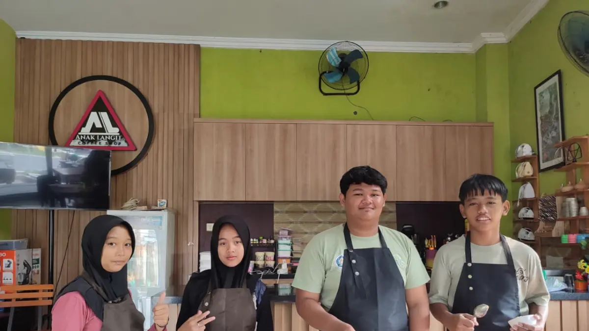 Fika dua dari kiri merasa nyaman belajar di PKBM, dan setiap hari Kamis dilatih keterampilan dan barista. (Alfida Nurcholisah/solobalapan.com)