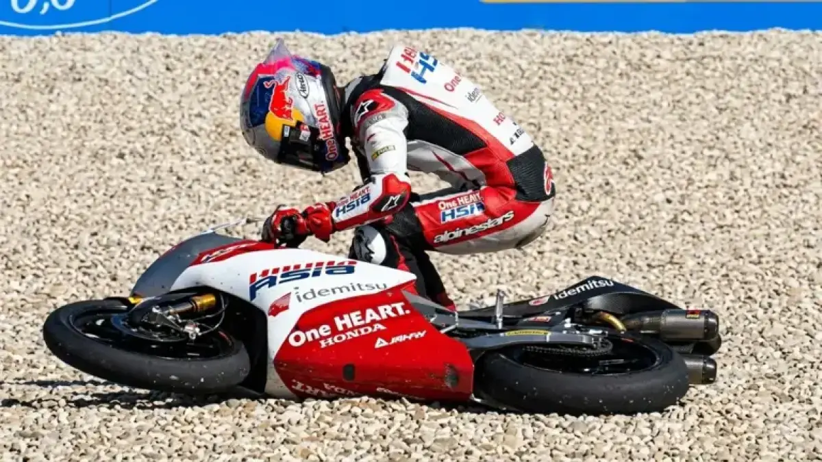 Veda Ega Pratama dipastikan dalam kondisi baik setelah mengalami crash pada FP2 Moto3 Hungaria 2026 dan kini fokus menghadapi sesi kualifikasi. (SPOTV)