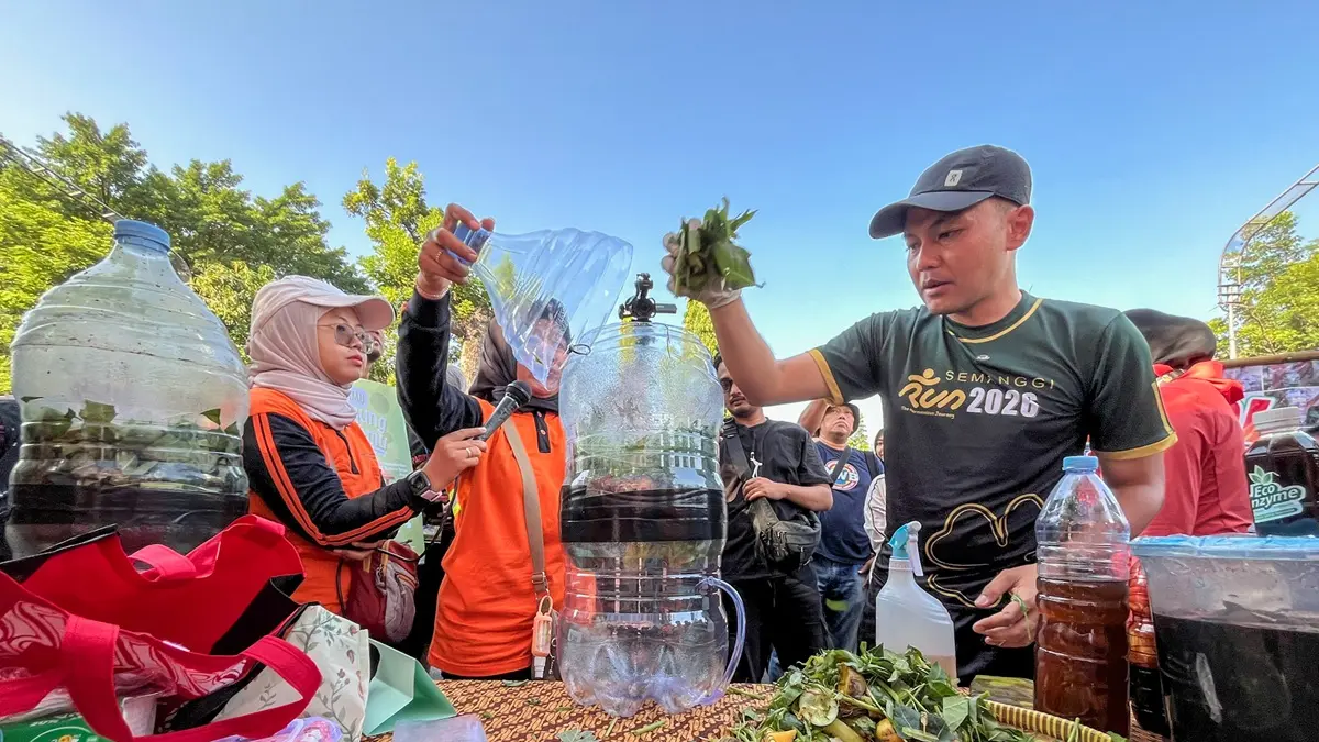 Wali Kota Surakarta mengedukasi masyarakat mengenai pemilahan sampah saat kampanye pengelolaan sampah di kawasan Car Free Day Solo, Minggu (7/6/2026). (M. Ihsan/solobalapan.com)