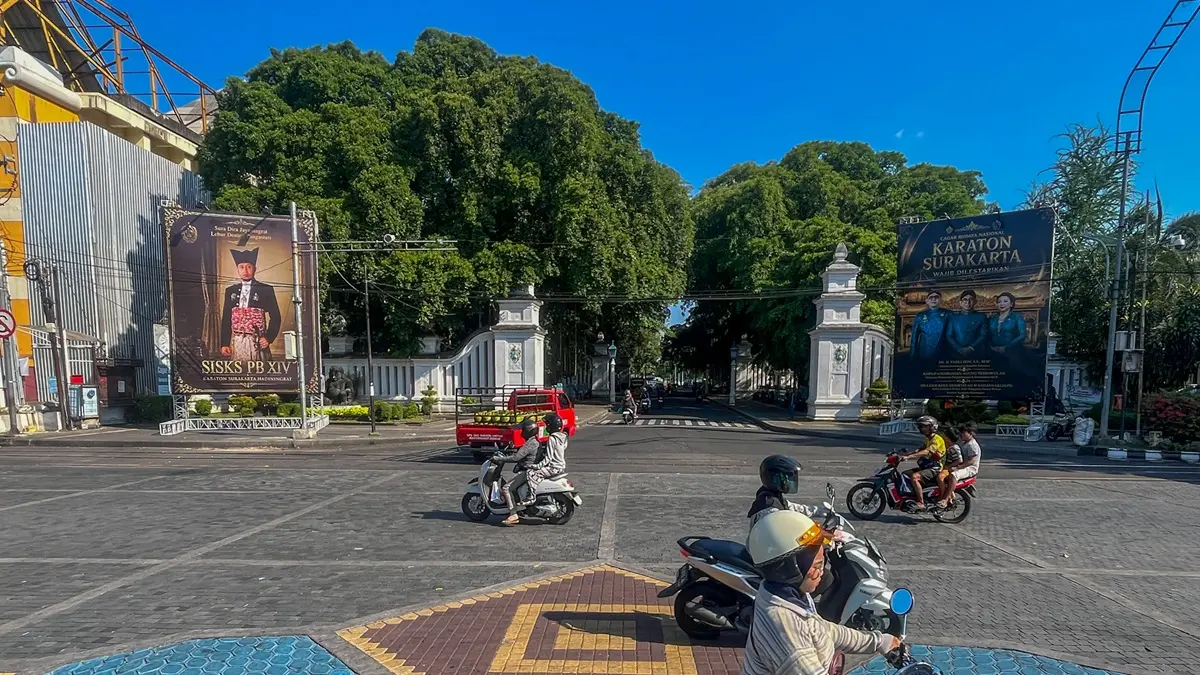 Gapura Gladag Solo semakin semarak menjelang Malam 1 Suro dengan pemasangan baliho jumbo bergambar Menteri Kebudayaan Fadli Zon, KGPH Panembahan Agung Tedjowulan, dan GKR Koes Moertiyah Wandansari. (M. Ihsan/solobalapan.com)