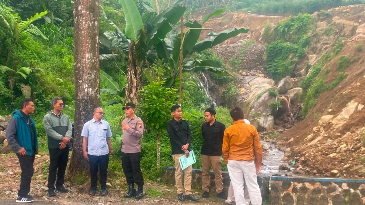 Komisi A DPRD Karanganyar turun ke lokasi proyek dan mengeluarkan sejumlah rekomendasi yang wajib ditindaklanjuti pengelola proyek di desa Berjo. (Rudi Hartono/solobalapan.com)