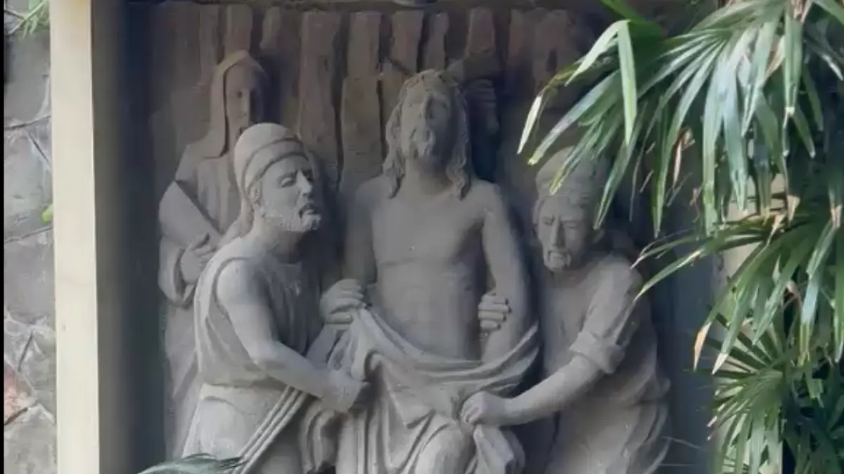 Relief Patung Timbul Pakaian Yesus ditanggalkan pada jalan Salib di dalam Gua Maria Mojosongo 