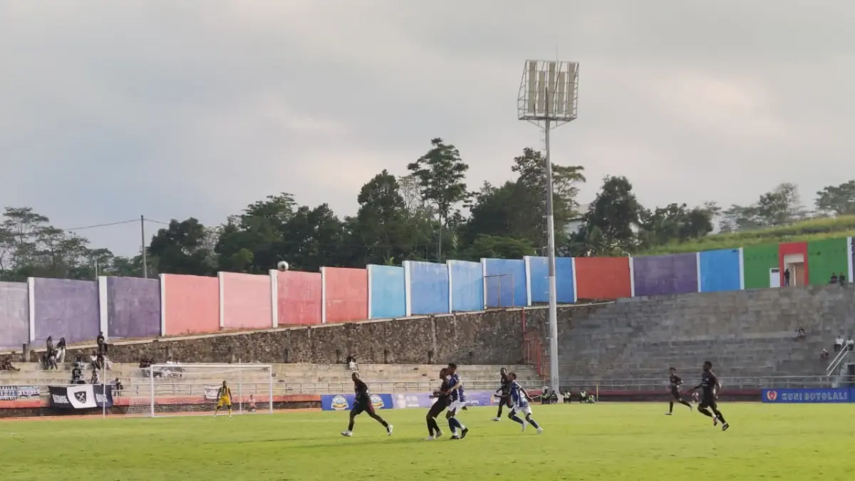 Ditahan imbang Wamena United, pelatih Persebi menyoroti kartu merah misterius yang didapat timnya.. (IST)