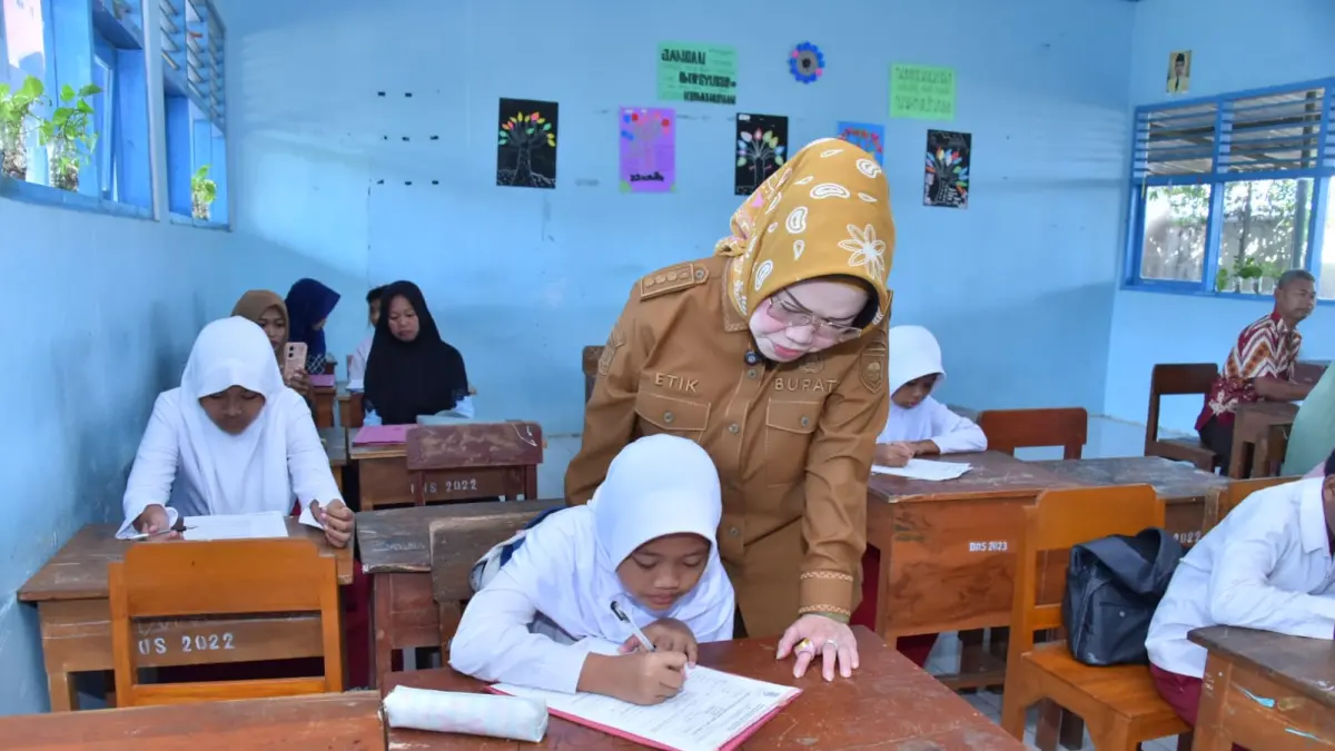 Bupati Sukoharjo Etik Suryani saat memantau pelaksanaan SPMB di SMP N 2 Polokarto baru baru ini. (Iwan Kawul/solobalapan.com)