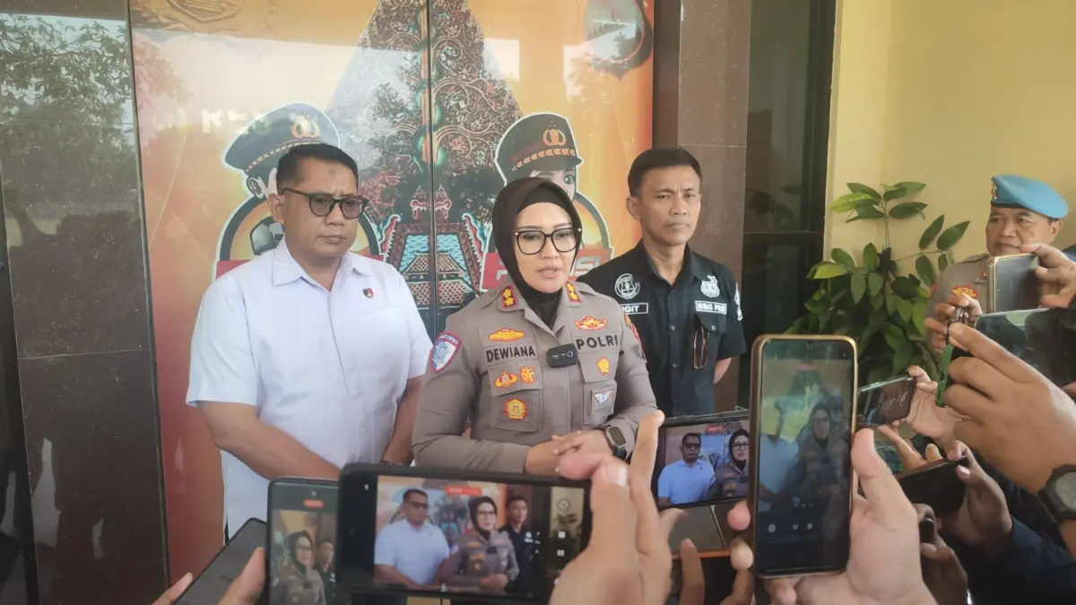 Kapolres Sragen, AKBP Dewiana Syamsu Indyasari saat memberikan keterangan dihadapan wartawan. (Ahmad Khairudin/solobalapan.com)