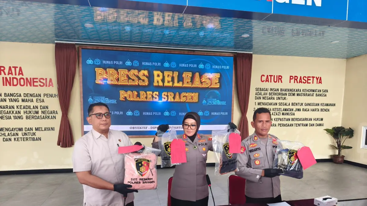 Kapolres Sragen, AKBP Dewiana Syamsu Indyasari menunjukkan barang bukti di hadapan awak media. (Ahmad Khairudin/solobalapan.com)