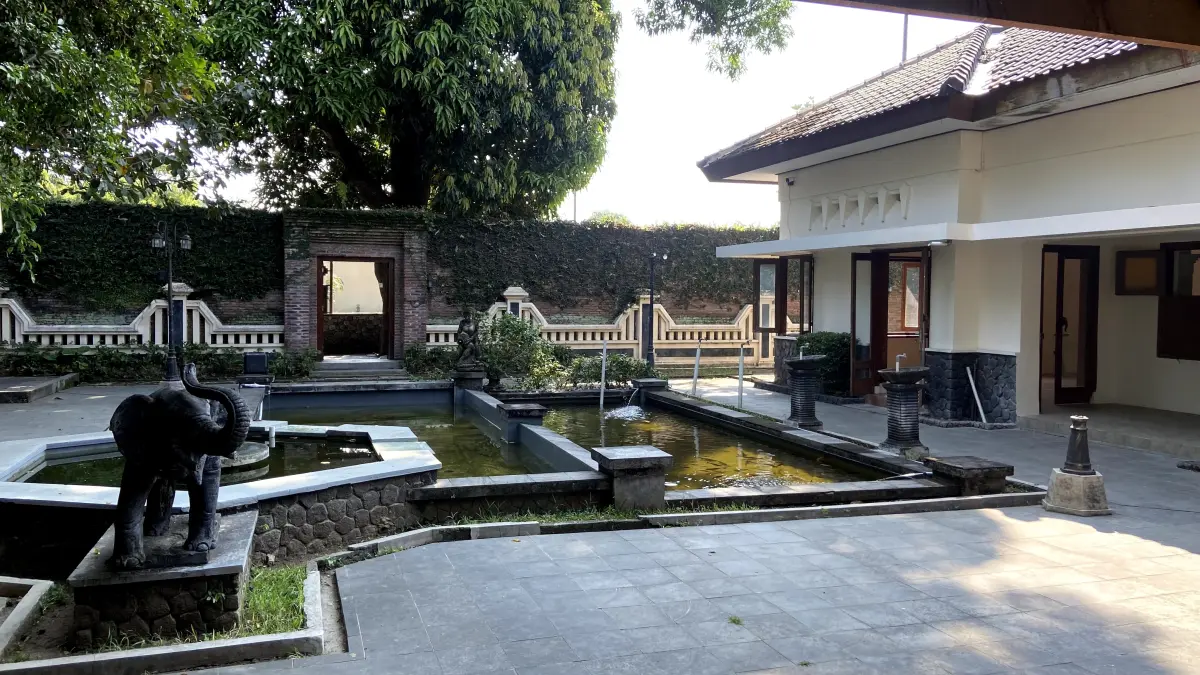 Kolam dan area terbuka di kompleks Ndalem Joyokusuman Surakarta menghadirkan suasana teduh dan tenang di tengah aktivitas perkotaan.