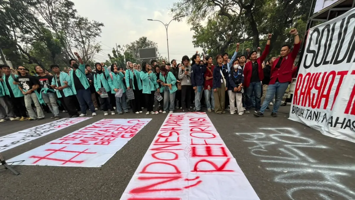 Ratusan mahasiswa yang tergabung dalam BEM Solo Raya menggelar aksi di DPRD Solo. (Alfida Nurcholisah/solobalapan.com)