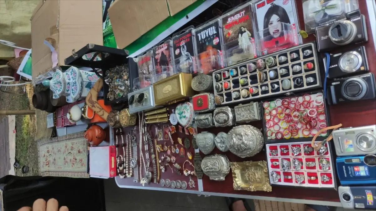 Barang Antik di Pasar Nostalgia (Luthfiana Sekar/solobalapan.com)