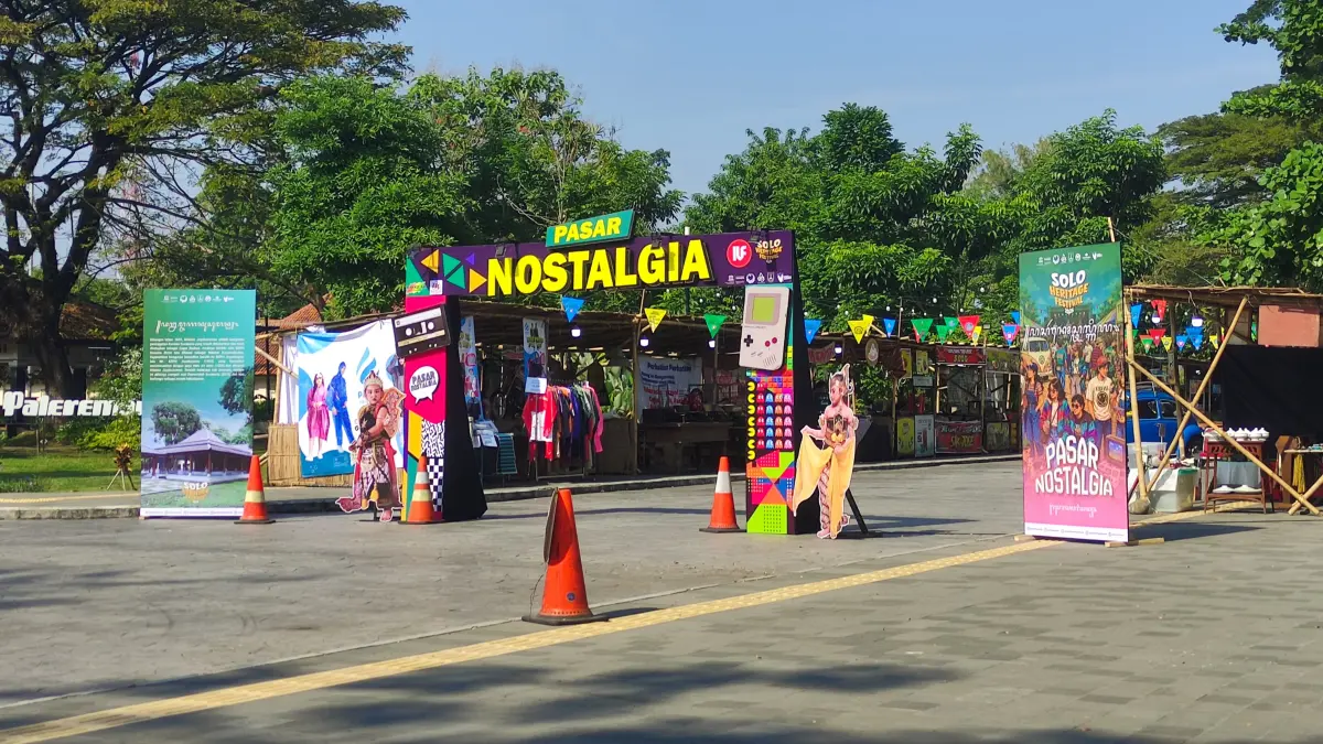 Pasar Nostalgia di Balekambang menghadirkan sekitar 53 tenant barang vintage dan kuliner jadul yang mengajak pengunjung bernostalgia dengan suasana masa lalu. (Luthfiana Sekar/solobalapan.com)