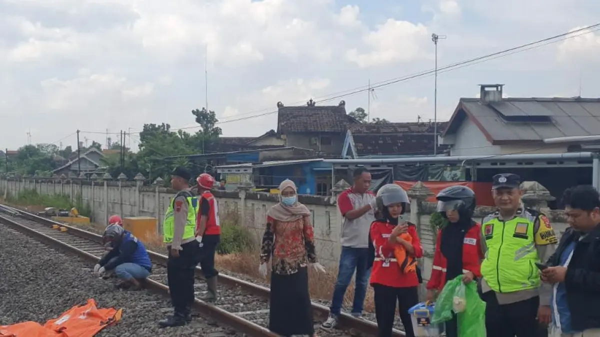 Seorang pemuda asal Sragen Kulon bernama Tony Wanda (26) meninggal dunia setelah tertabrak KA Malioboro Ekspres di jalur Masaran-Sragen. (Ahmad Khairudin/solobalapan.com)
