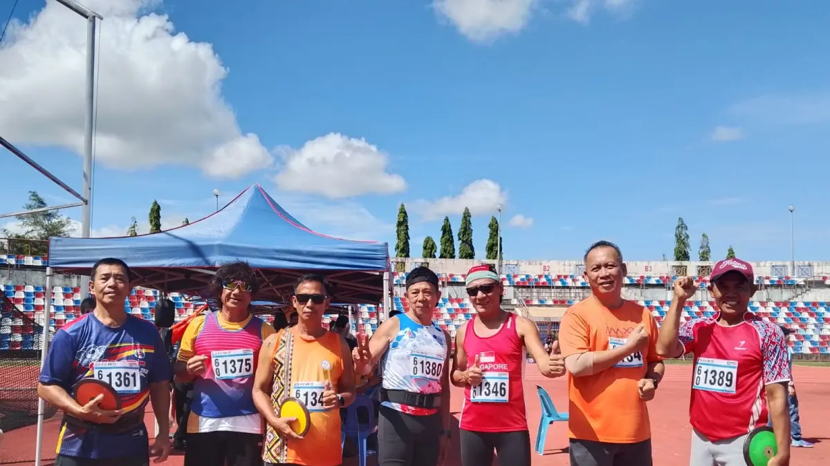 RAIH EMAS DI MALAYSIA: Dosen PKO UTP Surakarta, Drs. Slamet Sudarsono, M.Or, berhasil menyabet medali emas nomor Lempar Cakram dan medali perak nomor Lempar Lembing dalam ajang internasional Sabah Masters Open Championship (SAMOC) 2026 di Sabah, Malaysia, Minggu (14/6/2026). (Foto: Humas UTP Surakarta)