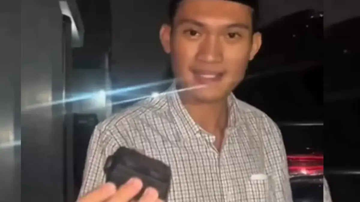 Eks Ketua BEM UGM Tiyo Ardianto temukan perangkat GPS terpasang di bawah mobil miliknya. (Tangkapan layar Threads/ kabarmahasiswa.id)