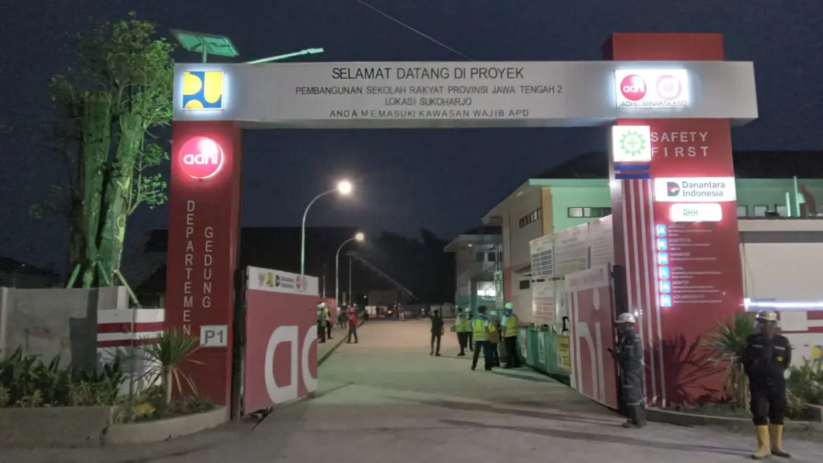 Pembangunan sarana dan prasarana Sekolah Rakyat terus dikebut agar siap digunakan pada awal tahun ajaran baru yang dijadwalkan dimulai Juli 2026. (Iwan Kawul/solobalapan.com)