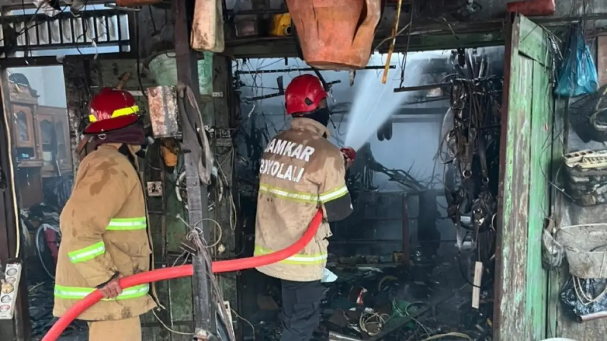 Rumah sekaligus bengkel motor di Ngemplak, Boyolali, terbakar pada Senin (15/6) sore. (Dok. Damkar Boyolali)