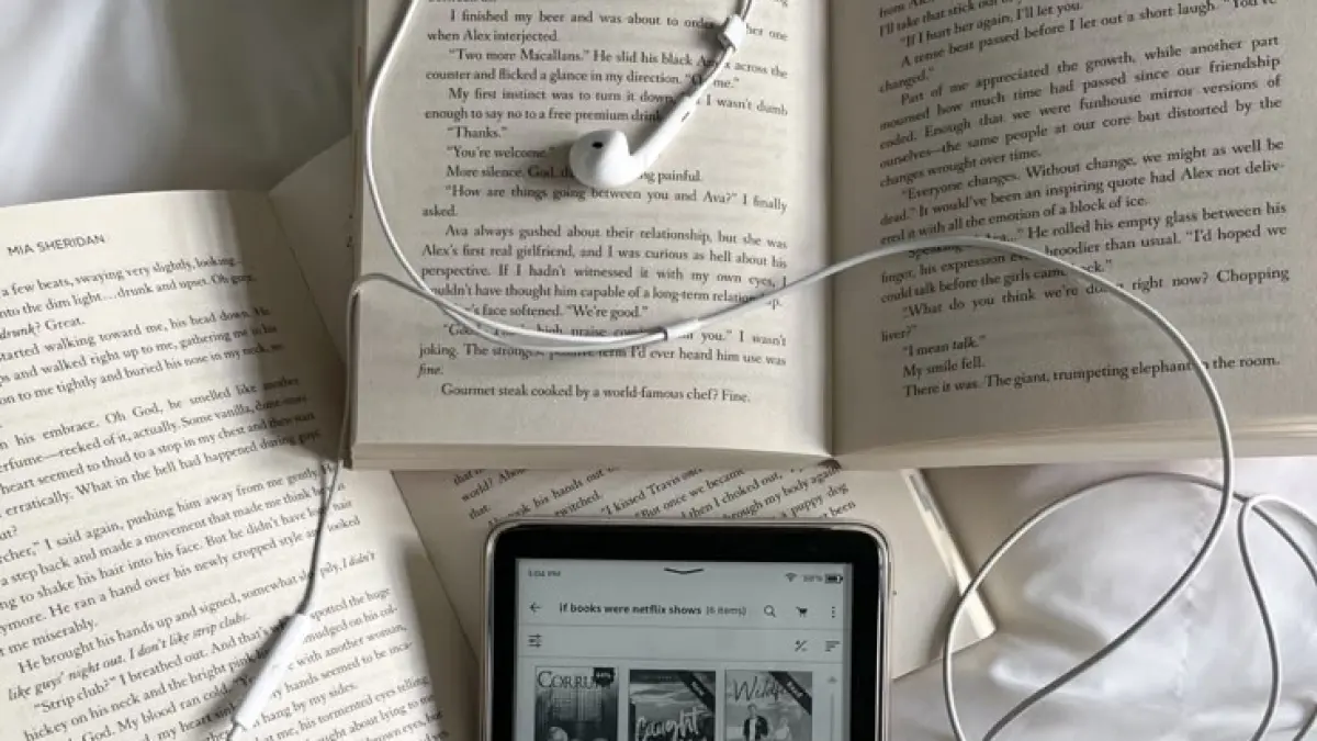 Buku fisik dan e-book menawarkan cara membaca yang berbeda. Di tengah era digital, keduanya tetap diminati oleh kalangan anak muda. (Pinterest)