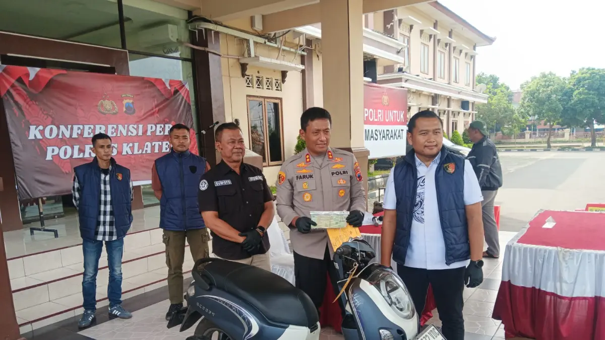Kapolres Klaten, Moh Faruk Rozi  menunjukkan barang bukti berupa sepeda motor dan STNK. (Angga Purenda/solobalapan.com)
