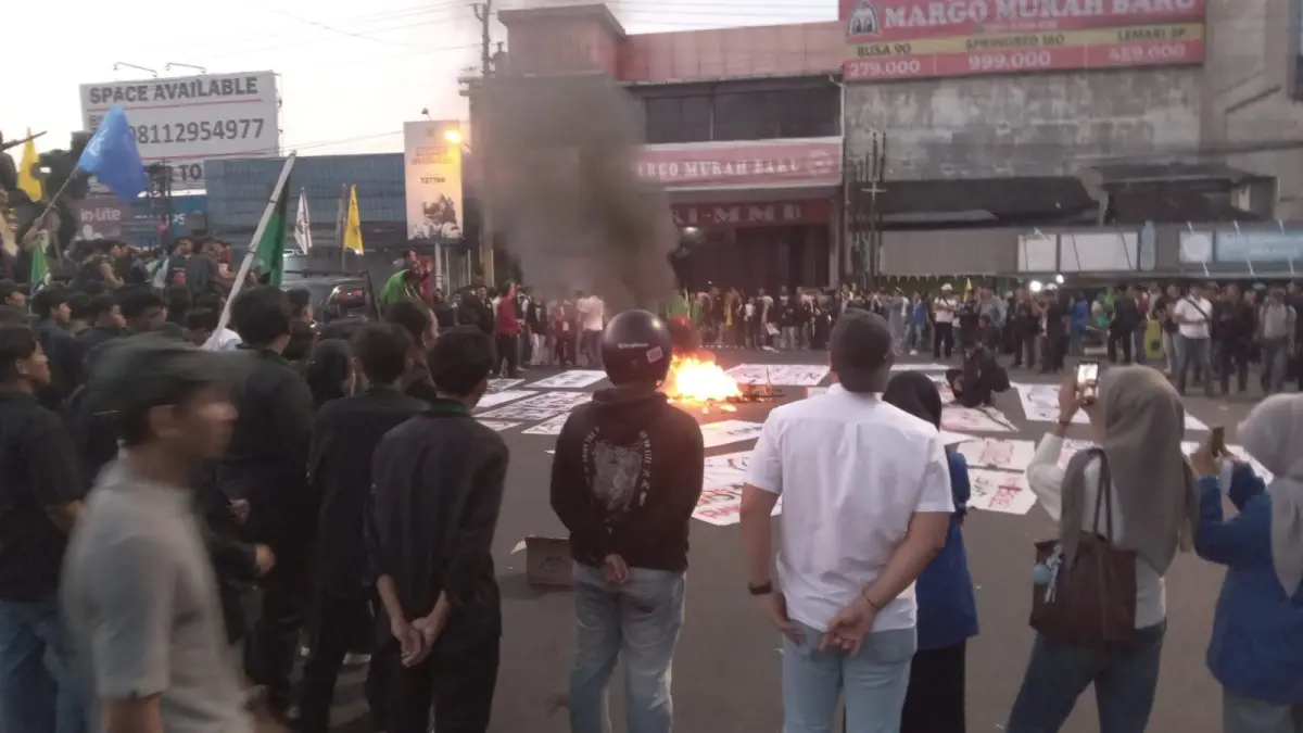 Ratusan mahasiswa menggelar aksi di Bundaran Kartasura dan memberi ultimatum 7x24 jam kepada pemerintah. (Iwan Kawul/solobalapan.com)