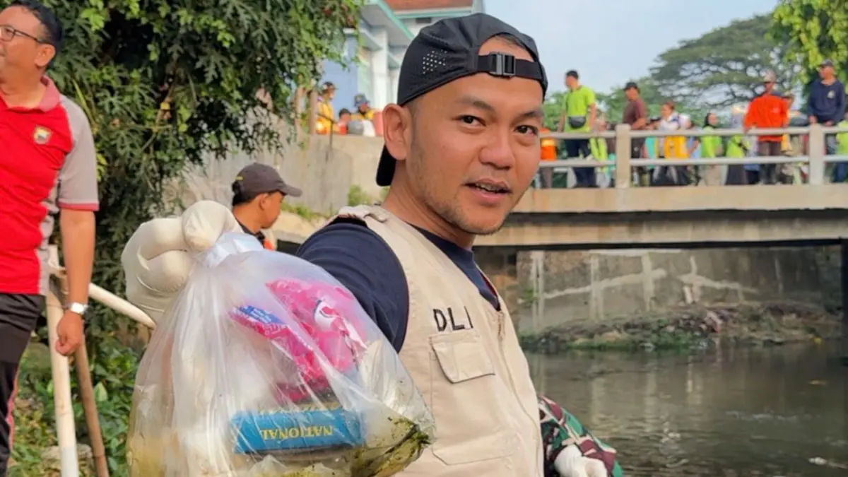 Wali Kota Surakarta Respati Ardi dalam aksi bersih-bersih sungai beberapa waktu yang lalu. (Dok. Pemkot Solo)