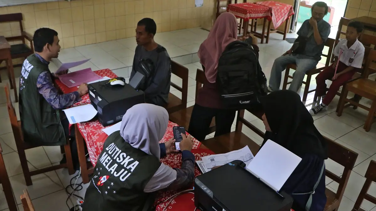 Proses daftar ulang di SMPN 23 Solo masih berlangsung hingga Jumat (19/6). (Arief Budiman/solobalapan.com)