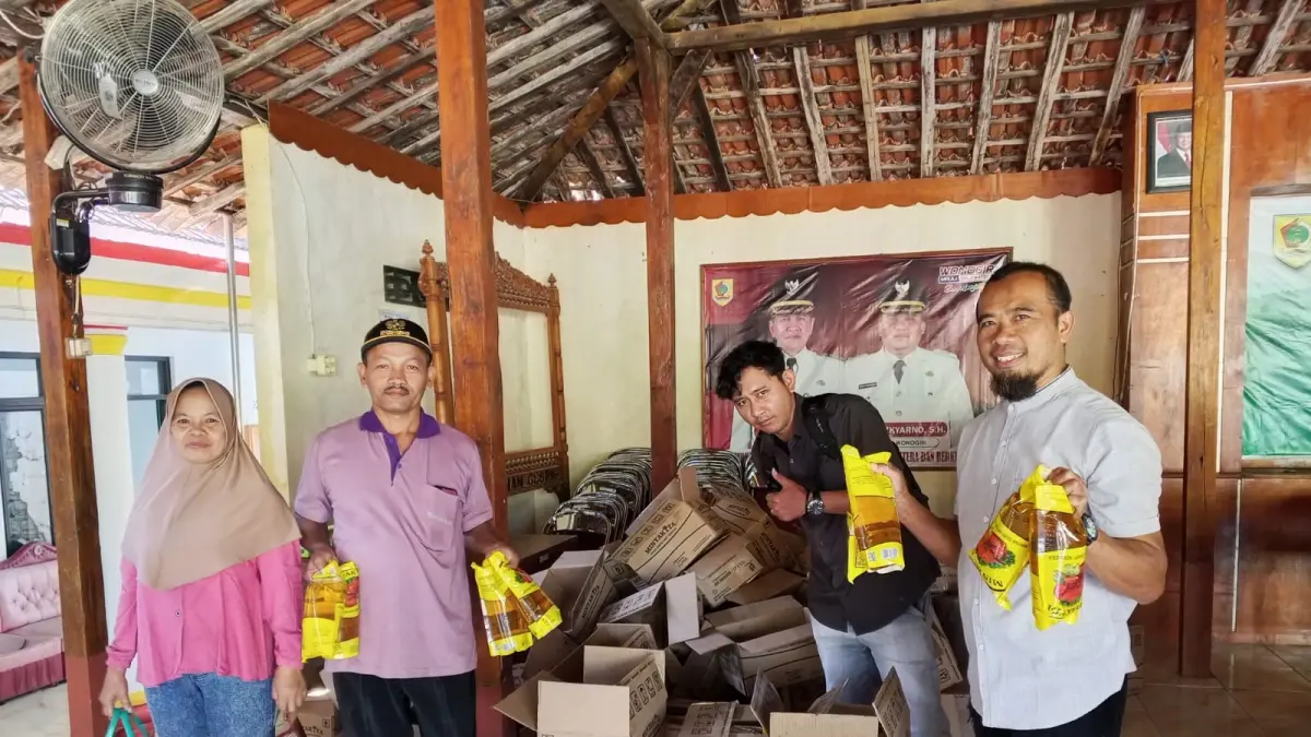 Bulog Surakarta menarik dan mengganti Minyakita bantuan pangan pemerintah di Kecamatan Kismantoro, Wonogiri, setelah warga mengeluhkan aroma dan rasa menyerupai minyak tanah. (Iwan Adi Luhung/solobalapan.com)