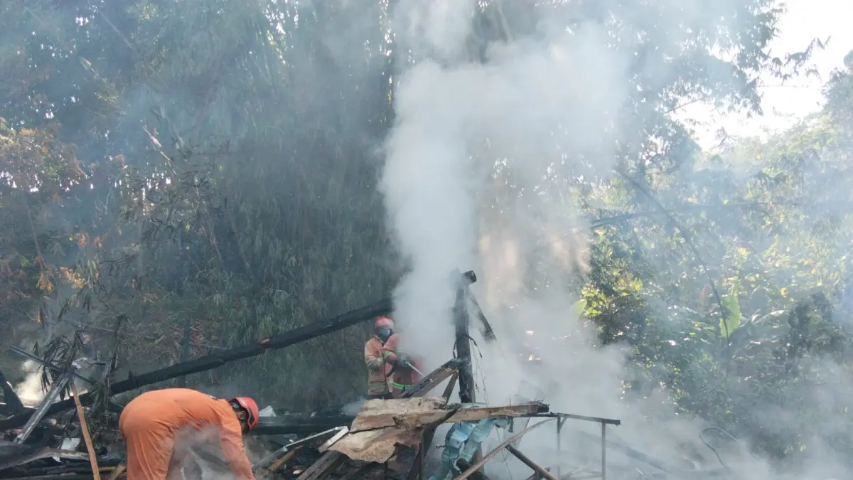 Rumah berbahan papan kayu dan bambu milik warga Desa Ngandul, Sumberlawang, Sragen ludes terbakar diduga akibat korsleting listrik.(Dok. Damkar)