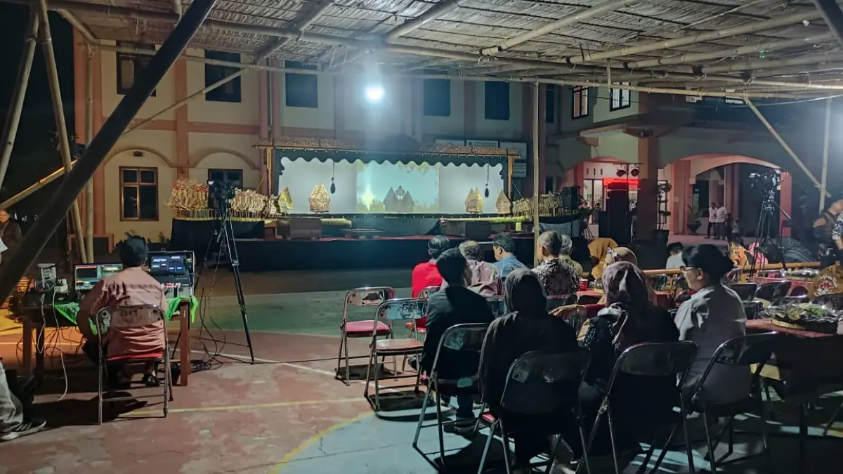 SMA Negeri 8 Surakarta menggelar Pagelaran Wayang Kulit Multilayar Spektakuler bertajuk “Cinta di Tengah Anala”. LUTFIANA SEKAR/SOLOBALAPAN.COM)