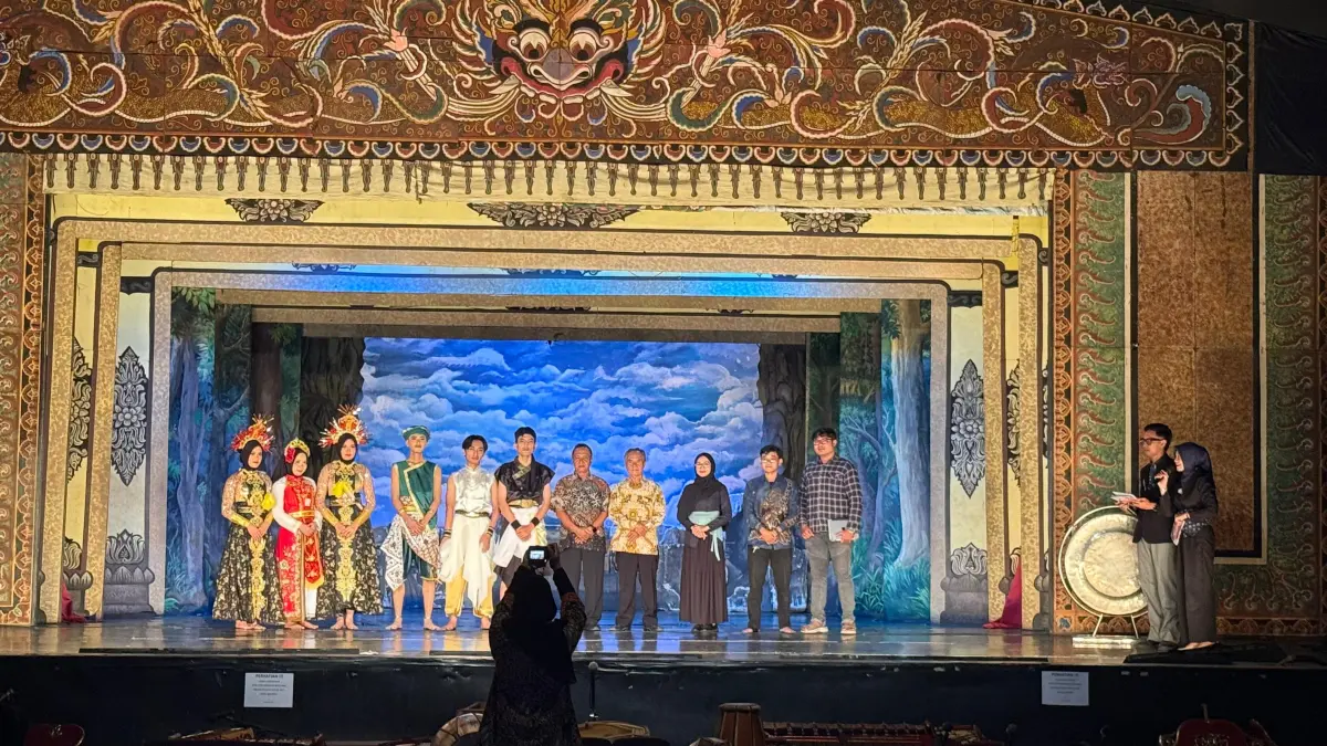 Pembukaan ujian pergelaran seni tari di gedung wayang orang Sriwedari oleh mahasiswa PGSD FKIP UMS semester 6.