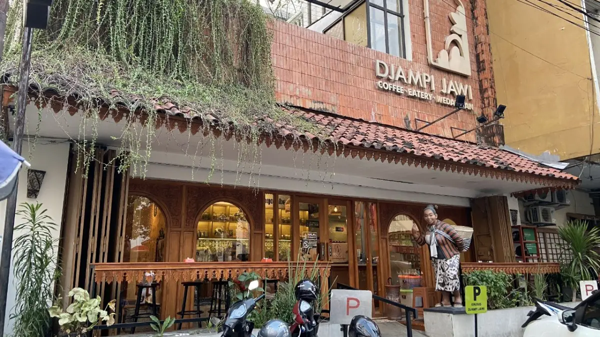 Djampi Jawi menghadirkan pengalaman budaya interaktif melalui jamu, primbon, dan berbagai program edukasi agar budaya Jawa tetap relevan bagi generasi muda. (Luthfiana Sekar)