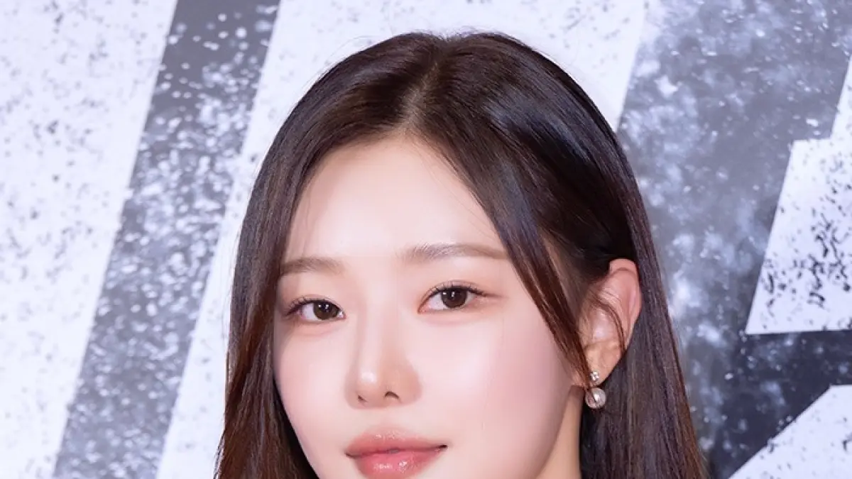 Lee Si-an memenangkan sengketa hukum melawan agensi lamanya setelah pengadilan menyatakan kontrak tambahan yang memperpanjang masa kerja sama tidak sah. (Dispatch)