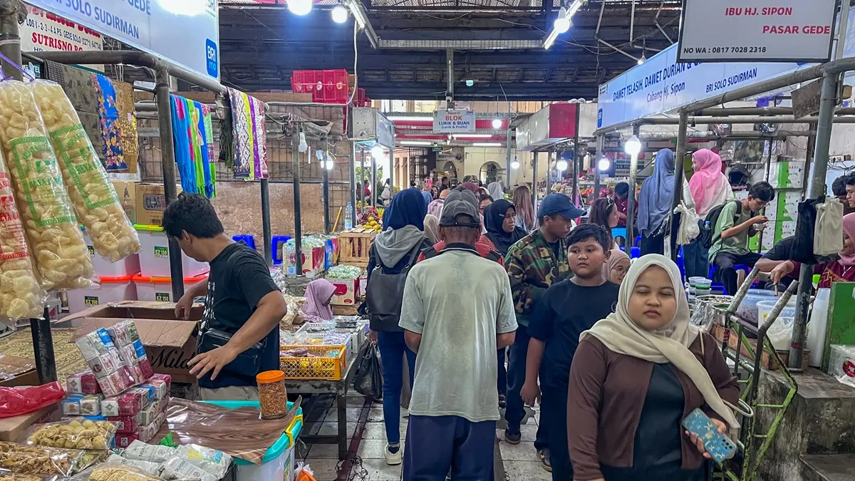 Libur semester tiba! Pasar Gede Solo jadi serbuan murid dan mahasiswa luar daerah untuk berburu wisata kuliner tradisional dan oleh-oleh murah meriah. (M. Ihsan/solobalapan.com)