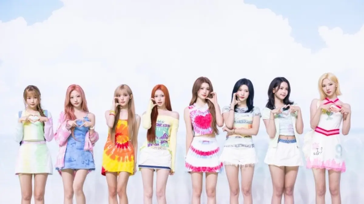 Member Hearts2Hearts berpose dalam showcase comeback Lemon Tang, lagu terbaru yang membawa nuansa musim panas segar dan penuh energi. (Dispatch)