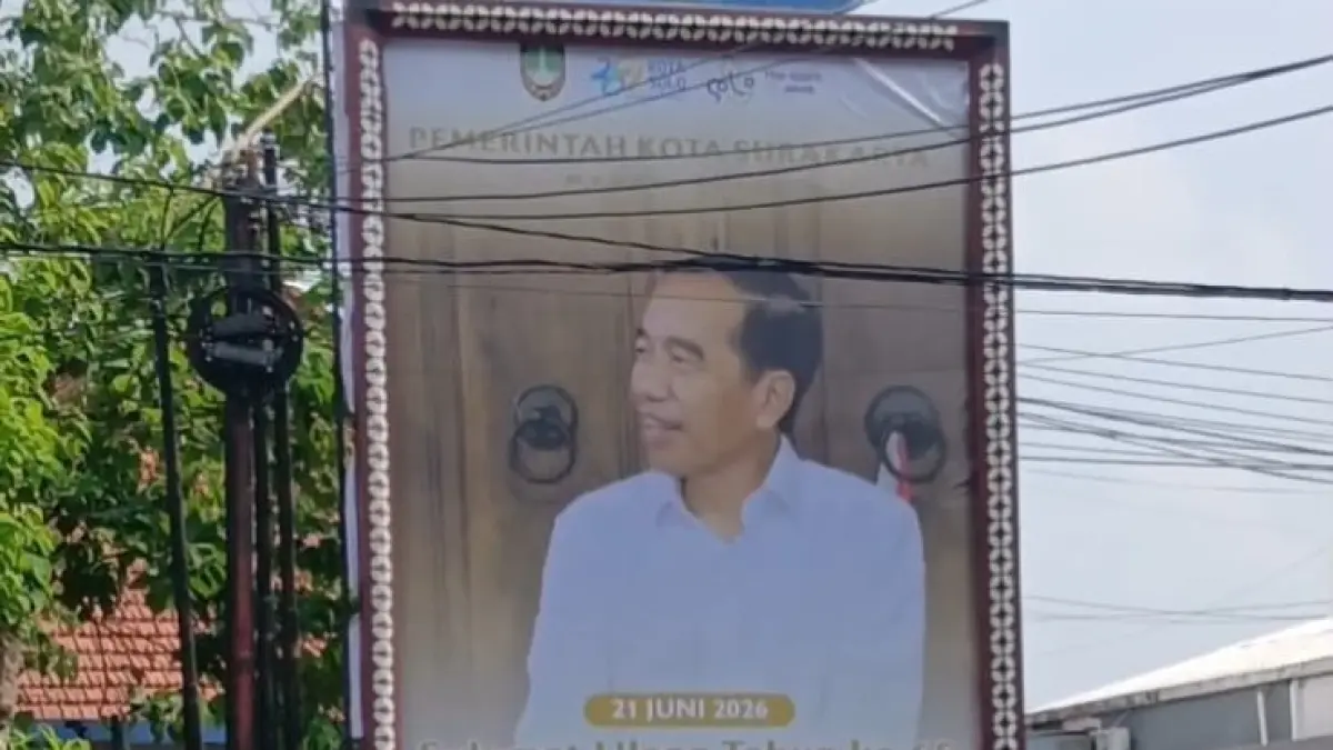 Pemasangan baliho ulang tahun Jokowi oleh Pemkot Solo dikritik Ketua Gerindra Solo. (Damianus Bram/solobalapan.com)