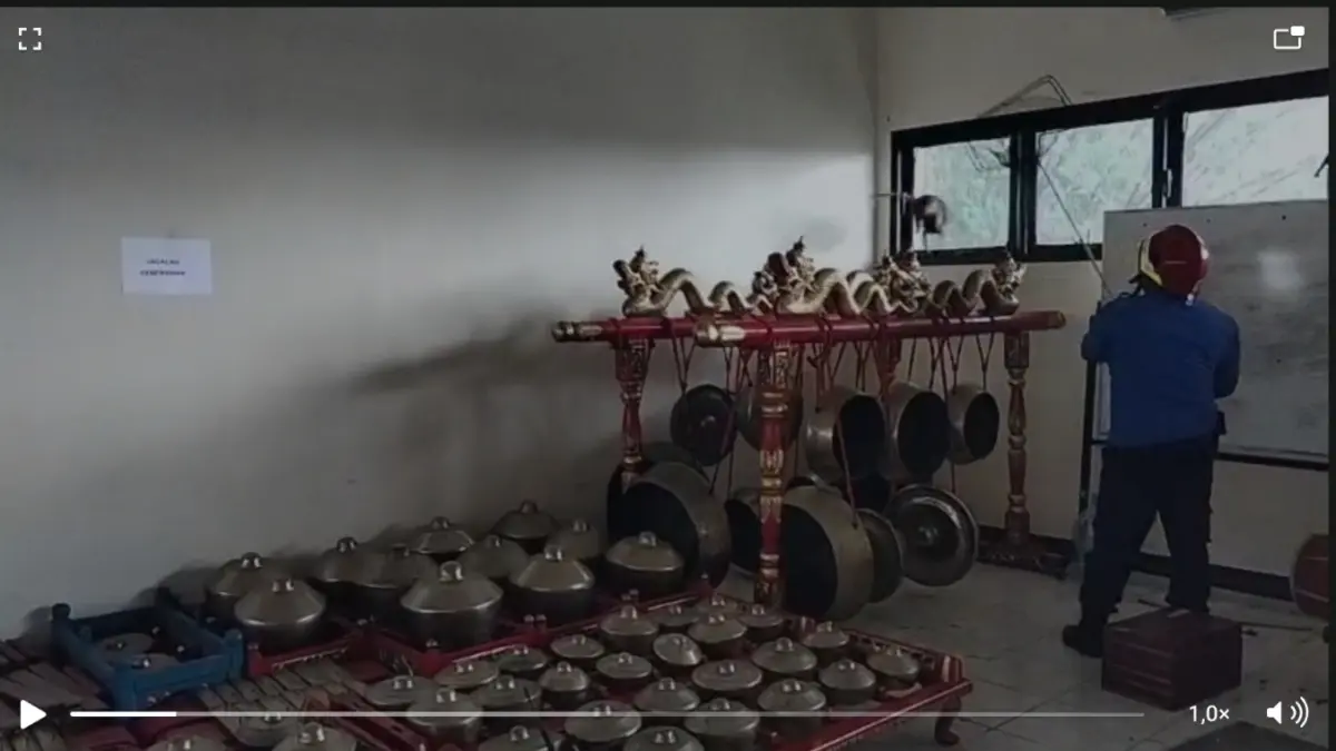 Damkar Sukoharjo berusaha menangkap seekor monyet liar yang masuk ke Laboratorium Budaya Univet Bantara Sukoharjo dan berlarian di atas gamelan. (Dok. Damkar Sukoharjo)