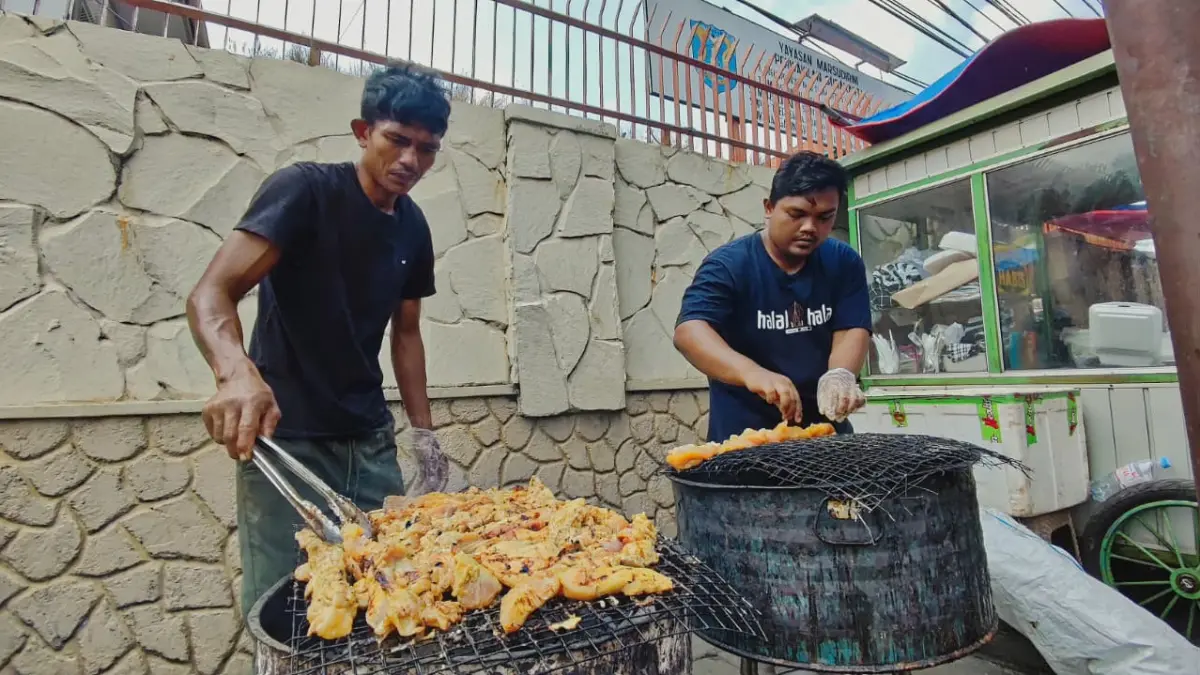 Kisah inspiratif Ricky Manufoe, petinju juara nasional asal Rote yang kini berjuang di Solo lewat lapak kuliner kaki lima Sei Ayam Rote dekat Balai Kota. (Hernindya Jalu/solobalapan.com)