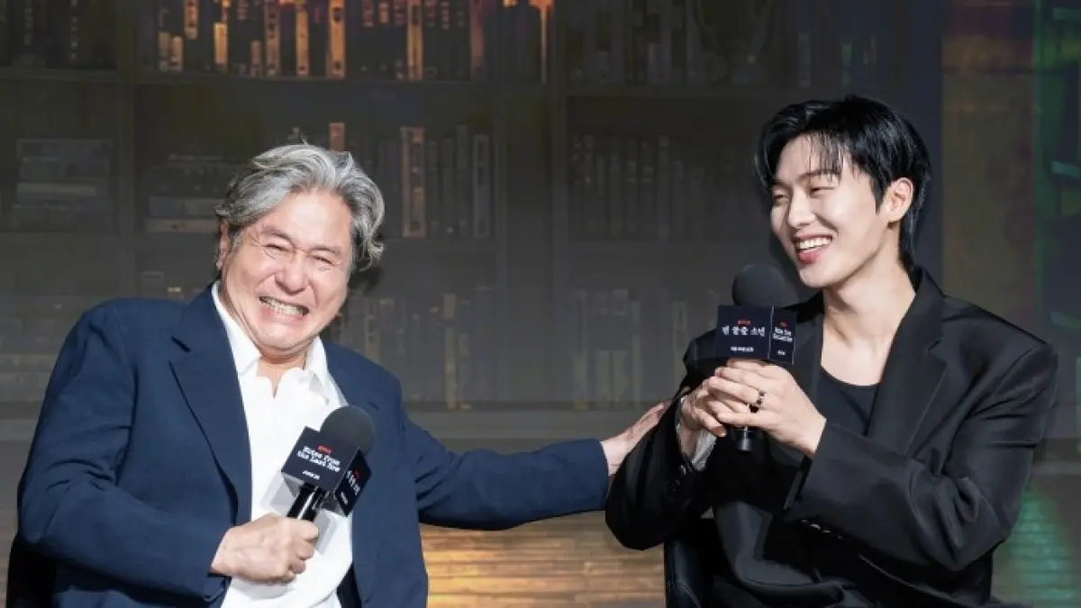 Choi Min-sik dan Choi Hyun-wook menunjukkan chemistry akting yang kuat dalam The Boy in the Last Row, serial terbaru yang akan tayang pada 26 Juni. (Dispatch)