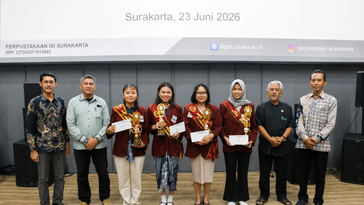 Grand Final Pemilihan Duta Perpustakaan dan Sahabat Perpustakaan ISI Surakarta 2026 berlangsung meriah di Ruang Mini Cinema ISI Surakarta, Selasa (23/6/2026). Mahasiswa Program Studi Etnomusikologi, Mariatul Qibti Ikram, berhasil terpilih sebagai Duta Perpustakaan 2026 usai menyisihkan enam finalis lainnya.