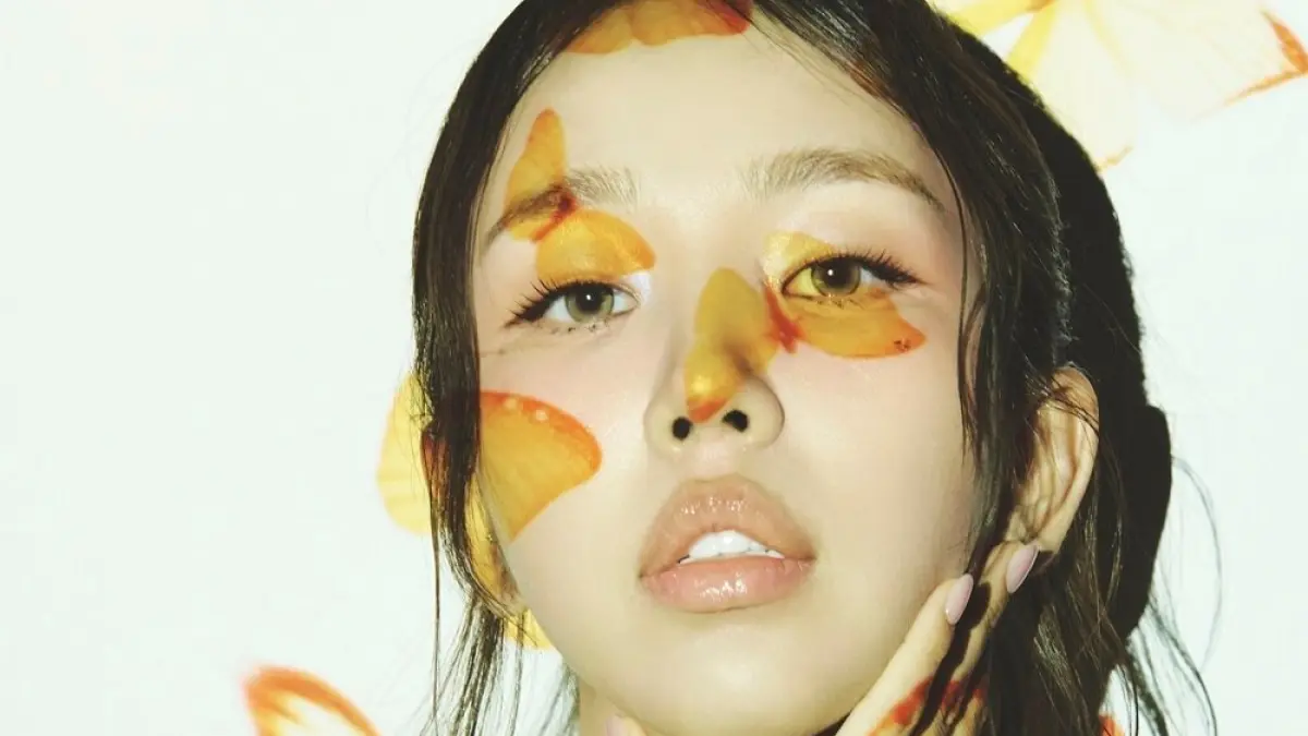 Baek A-yeon menampilkan aura melankolis dan dewasa dalam foto konsep single digital Listen, menandai comeback pertamanya setelah hampir tiga tahun. (News1)