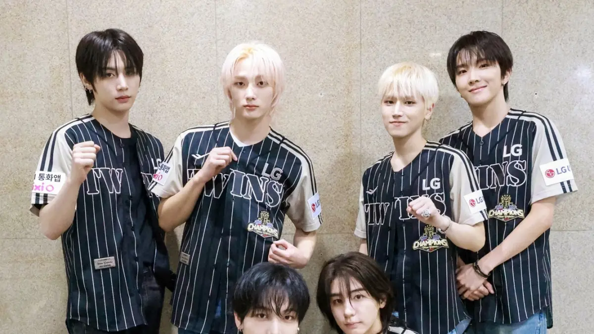 BOYNEXTDOOR memeriahkan Stadion Jamsil lewat ceremonial pitch dan penampilan spesial “VIRAL” dalam laga LG Twins melawan Samsung Lions. (KOZ Entertainment)