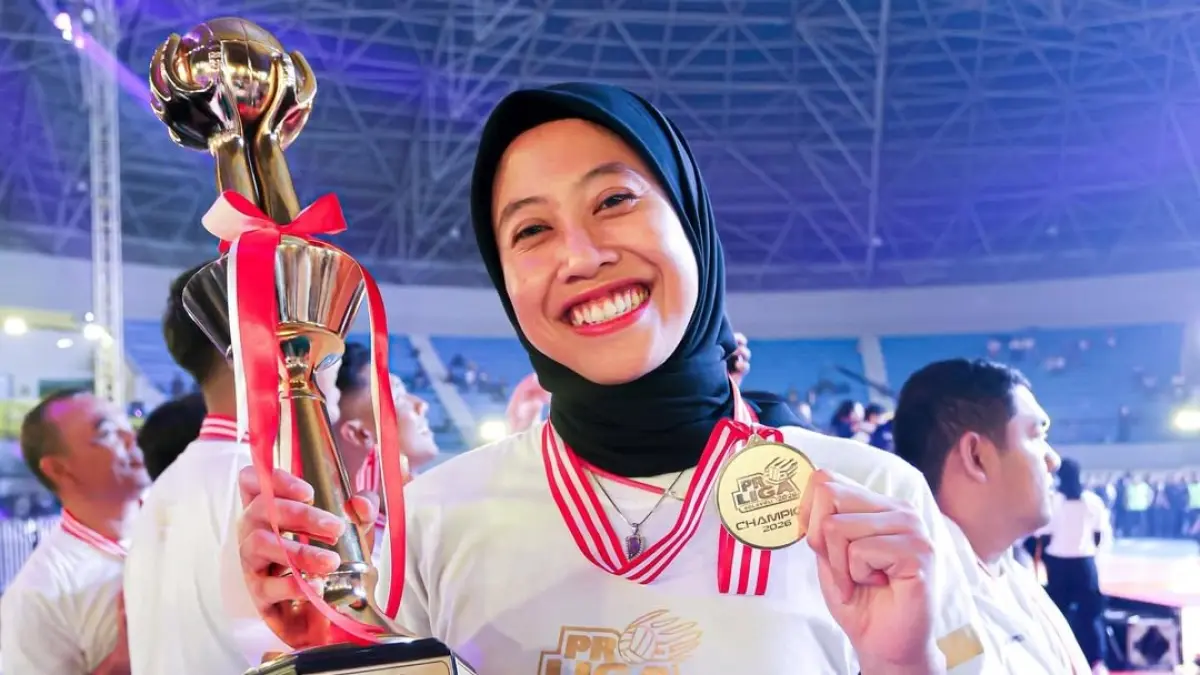 Megawati kala angkat trofi juara di Proliga 2026. (Dok megawatihangestrip)