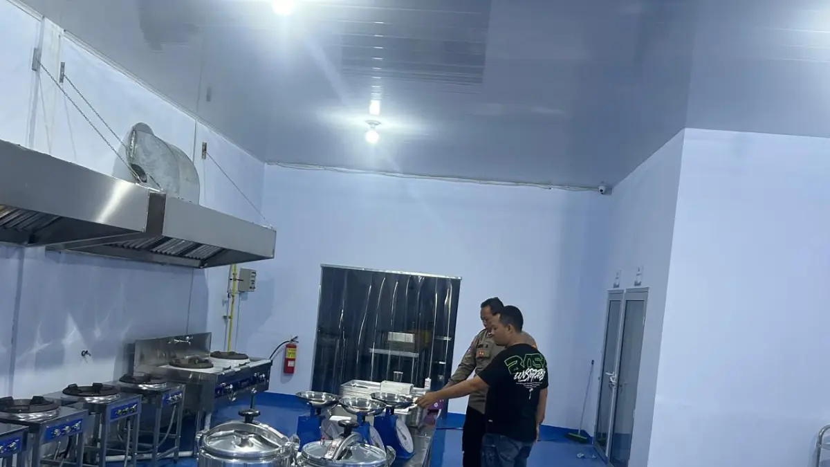 Polisi memeriksa SPPG Ketaon, Boyolali, yang menjadi korban pencurian. Akibat kejadian tersebut, pihak SPPG mengalami kerugian hingga Rp21 juta. (Dok. Polres Boyolali)
